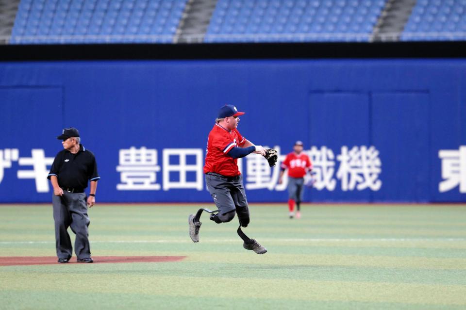 前回大会で華麗なジャンピングスローを披露する米国選手