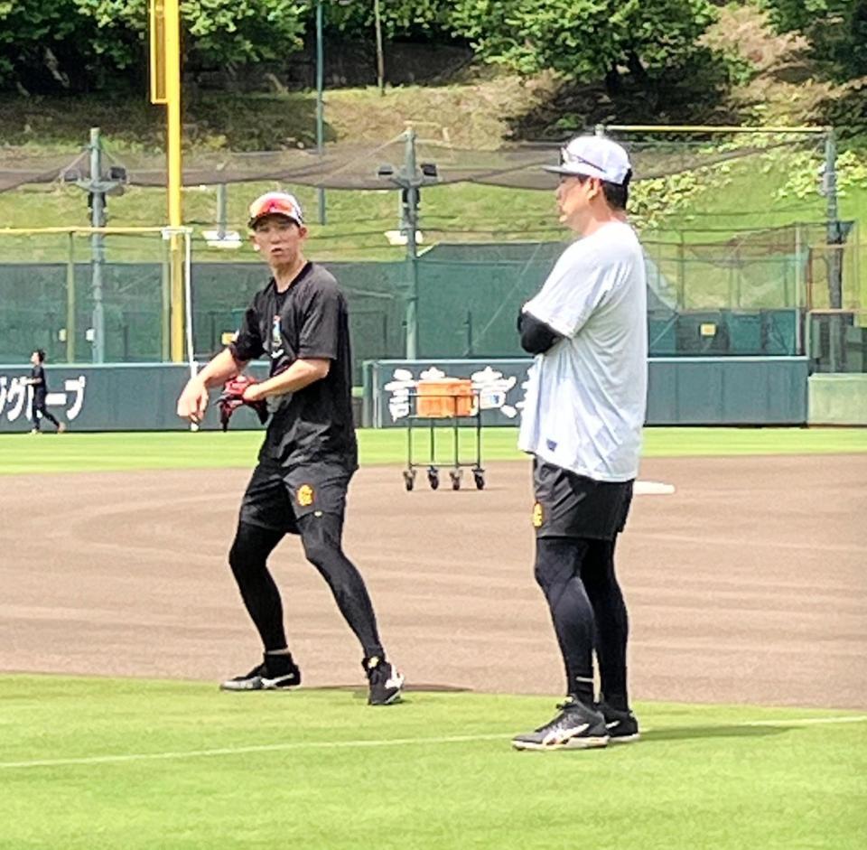 ジャイアンツ球場で調整した巨人・戸郷翔征投手（左）と田中将大投手