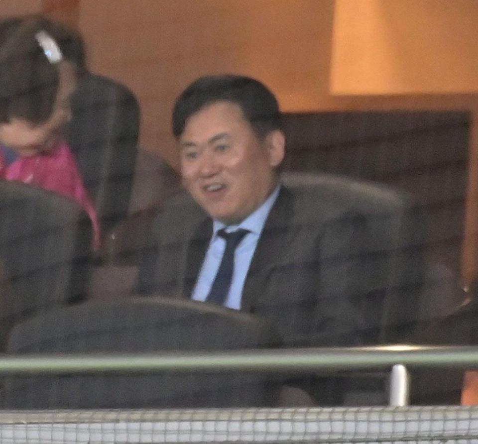 観戦する三木谷オーナー（撮影・持木克友）