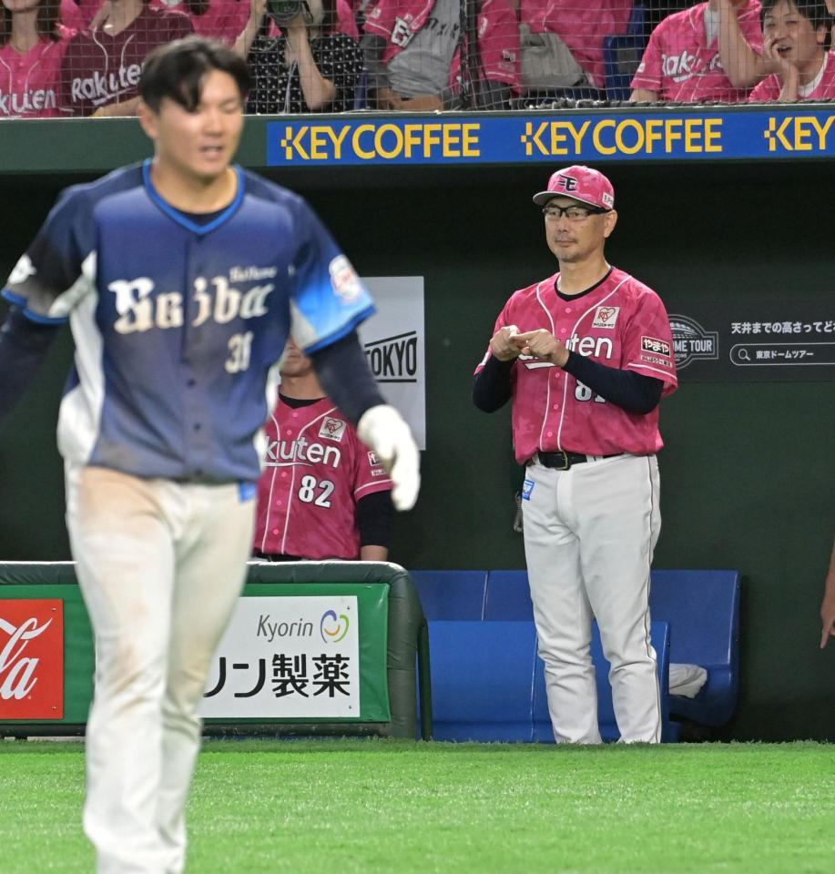 １１回、茶野（左）の生還にリプレイ検証を求める吉井監督（撮影・持木克友）