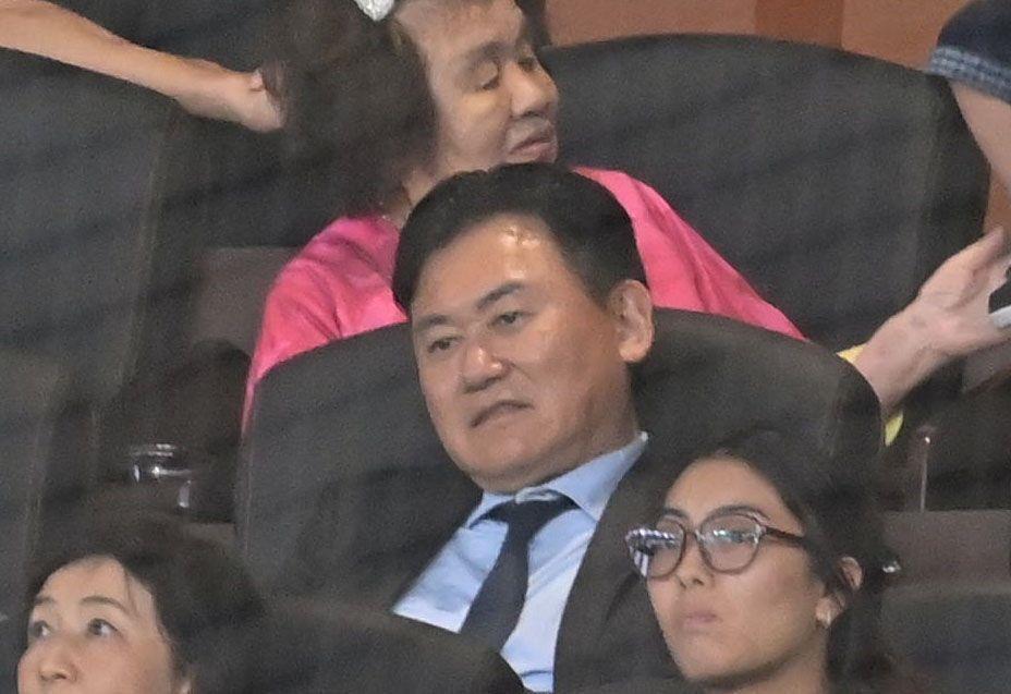 観戦する三木谷オーナー（撮影・持木克友）