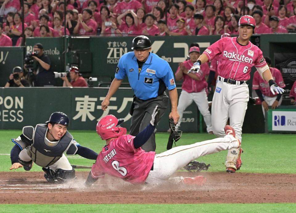 ７回、渡辺の右前適時打で生還する辰己（撮影・持木克友）