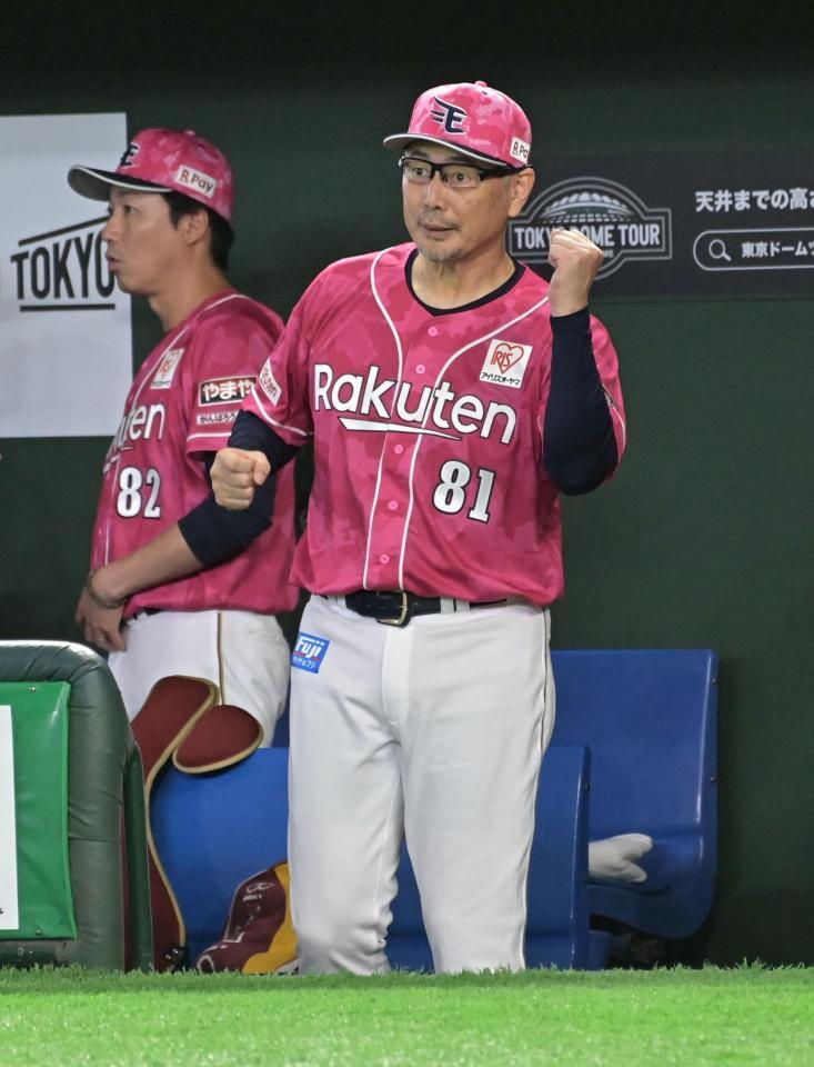 ７回代走を告げる吉井監督（撮影・持木克友）