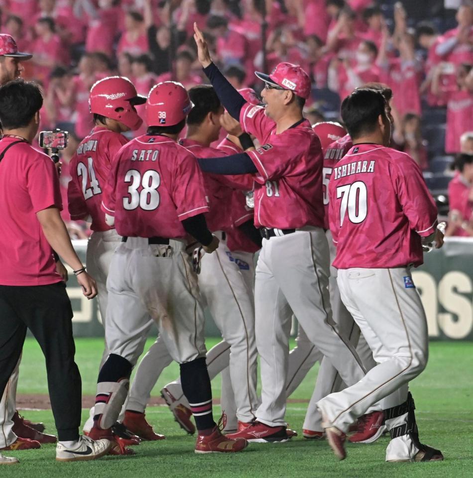 １２回サヨナラヒットを放った黒川（左から２人目）らナインを出迎える吉井監督（撮影・持木克友）