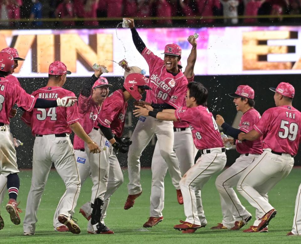 １２回サヨナラヒットを放った黒川はナインから手荒い祝福を受ける（撮影・持木克友）