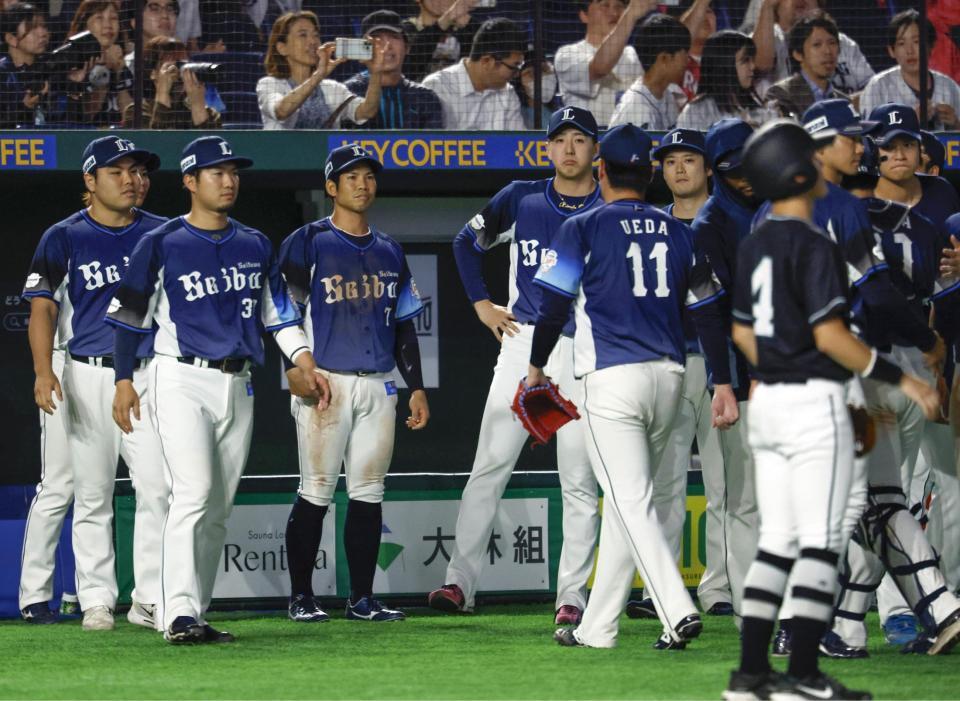 　楽天にサヨナラ負けを喫し、引き揚げる西武ナイン