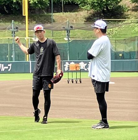 　投手練習中に話をする戸郷（左）と田中将