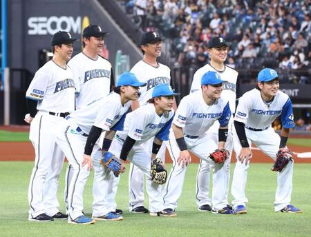 ファーストピッチセレモニーに登場し、記念撮影に応じる（前列左から）日本ハム・田宮裕涼、日本ハム・水野達稀、日本ハム・清宮幸太郎、日本ハム・野村佑希（後列左から）鶴岡慎也氏、金子誠氏、小笠原道大氏、田中賢介氏（撮影・中島達哉）