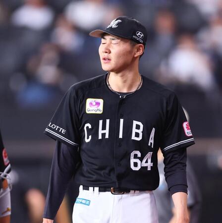 ３回、追加点を許し、顔をしかめながらベンチに戻る広池（撮影・中島達哉）