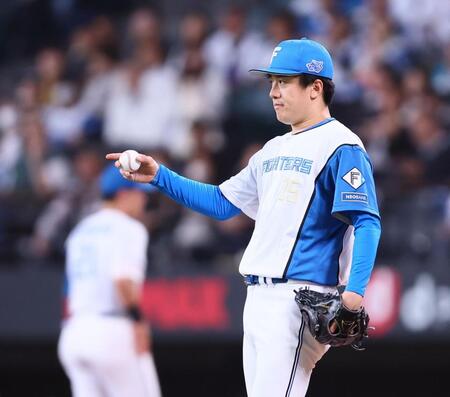 ７回、好守をみせた水野とアイコンタクトをとる北山（撮影・中島達哉）