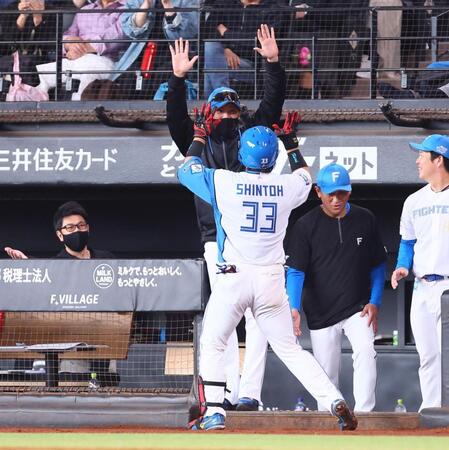 ３回、ソロを放った進藤（３３）をハイタッチで迎える新庄監督（中央上）＝撮影・中島達哉