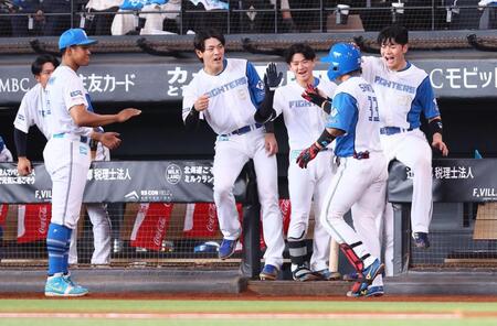 ３回、ソロを放った進藤（３３）を迎える日本ハムナイン（撮影・中島達哉）