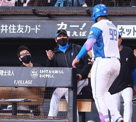 １回、先制ソロを放ったレイエス（９９）を迎える新庄監督（中央）＝撮影・中島達哉