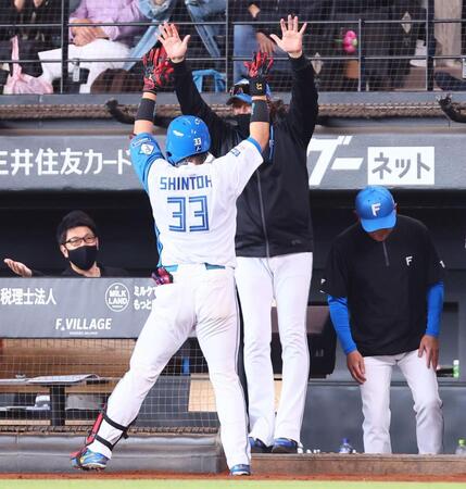 ３回、ソロを放った進藤（３３）をハイタッチで迎える新庄監督（中央上）＝撮影・中島達哉