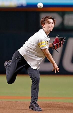 セレモニアルピッチを務めるフィギュアスケート男子の中田璃士