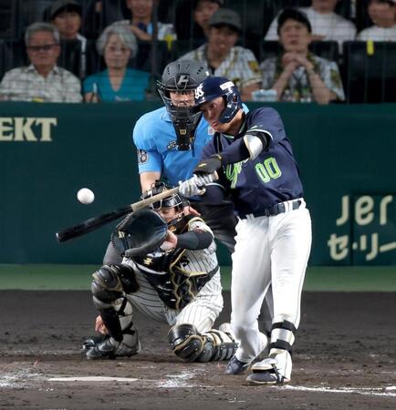 ８回、右前へ２点適時打を放つ赤羽（撮影・立川洋一郎）