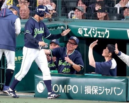 ８回、赤羽の２点適時打で生還した岩田（左）を迎える池山監督（中央）＝撮影・立川洋一郎