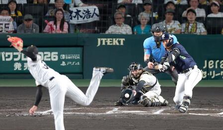 ６回、空振り三振に倒れる松下（撮影・立川洋一郎）