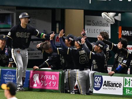 ３回、若月（左端）が先制ソロを放ち、盛り上がるオリックスベンチ