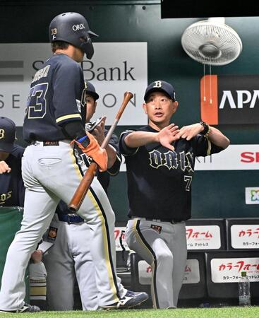 ５回、宗の右前適時打で生還した三走杉沢を迎える岸田監督