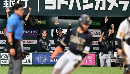 ５回、宗が右前適時打を放ち、盛り上がるオリックスの選手ら
