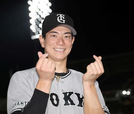 お立ち台でポーズをとる松本（撮影・北村雅宏）