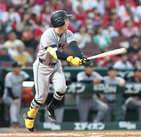 ３回、先制となる犠飛を放つ浦田（撮影・北村雅宏）