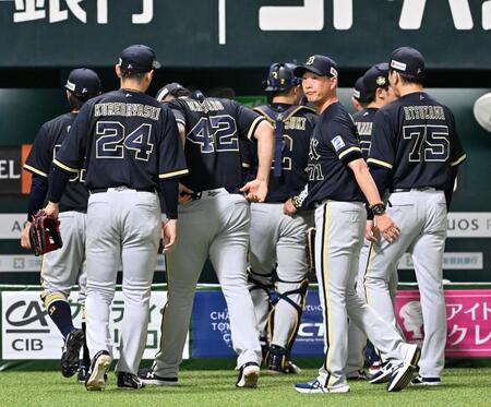 ソフトバンクに勝利し、引き揚げる岸田監督（右から２人目）らオリックスナイン
