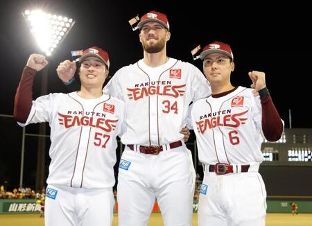 ヒーローインタビューを終え、ポーズをとる（左から）滝中、マッカスカー、村林