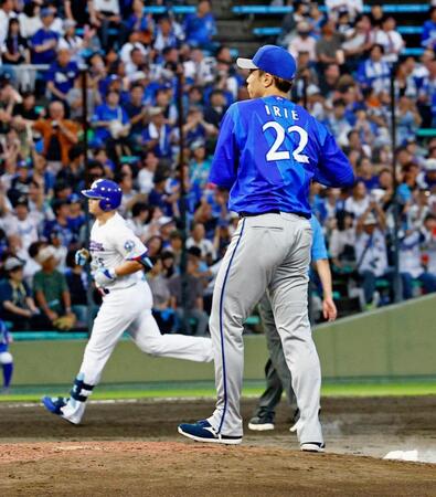 ３回、細川（奥）に先制本塁打を浴びた入江