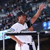 ファーストピッチセレモニーに登場した小笠原道大氏（撮影・中島達哉）