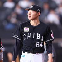 ３回、追加点を許し、顔をしかめながらベンチに戻る広池（撮影・中島達哉）