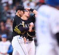 ３回、追加点を許し、肩を落とす広池（左）＝撮影・中島達哉