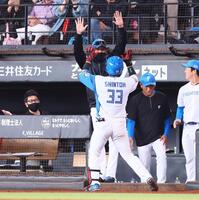 ３回、ソロを放った進藤（３３）をハイタッチで迎える新庄監督（中央上）＝撮影・中島達哉