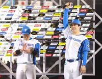 お立ち台で「さいこうきでーす！！」とさけび、ガッツポーズをする北山（左は進藤）＝撮影・中島達哉