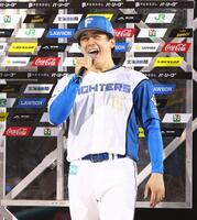 お立ち台で「さいこうきでーす！！」とさけぶ北山（撮影・中島達哉）