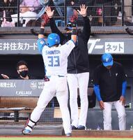 ３回、ソロを放った進藤（３３）をハイタッチで迎える新庄監督（中央上）＝撮影・中島達哉
