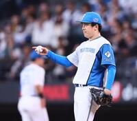 ７回、好守をみせた水野とアイコンタクトをとる北山（撮影・中島達哉）