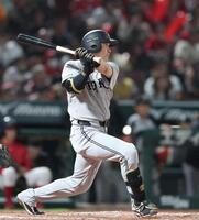 ７回、走者一掃となる適時二塁打を放つ泉口（撮影・北村雅宏）