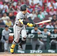 ３回、先制となる犠飛を放つ浦田（撮影・北村雅宏）