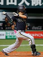 ５回、西川が中前に適時打を放つ