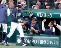 ８回、赤羽の２点適時打で生還した岩田（左）を迎える池山監督（中央）＝撮影・立川洋一郎