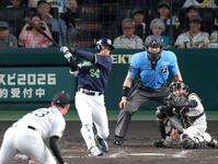 ８回、逆転の２点適時二塁打を放つ岩田（撮影・立川洋一郎）