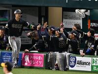 ３回、若月（左端）が先制ソロを放ち、盛り上がるオリックスベンチ