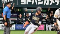 ５回、宗が右前適時打を放ち、盛り上がるオリックスの選手ら