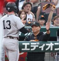 ３回、浦田の犠飛で先制の生還を果たしたキャベッジ（１３）を迎える橋上監督代行（撮影・北村雅宏）