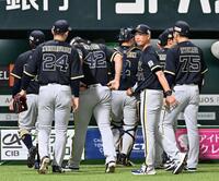ソフトバンクに勝利し、引き揚げる岸田監督（右から２人目）らオリックスナイン