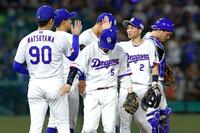 ＤｅＮＡに勝利し、タッチを交わす田中（２）ら中日ナイン