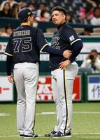 ９回、石塚への顔面死球で危険球退場となったマチャド（右）