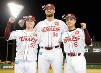 ヒーローインタビューを終え、ポーズをとる（左から）滝中、マッカスカー、村林